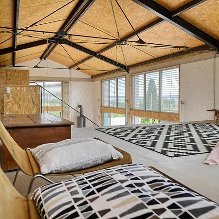 Le Hangar Yacco & Tiny House - Garage Automobiles Revisite * קאלביסון